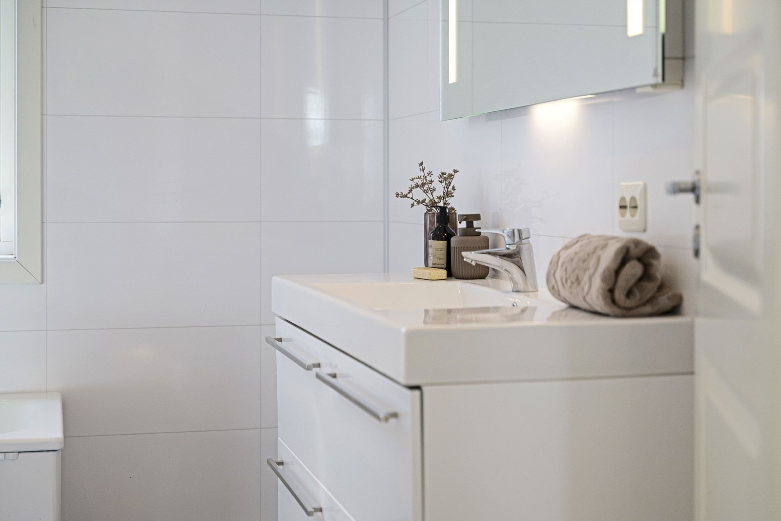 Detalj fra badet med nedfelt servant i innredningen. Galleribilde