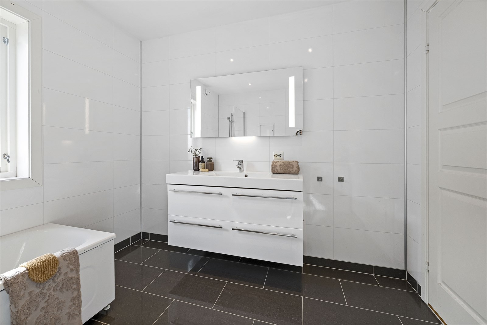 Badet i første etasje har baderomsplater på veggene Galleribilde