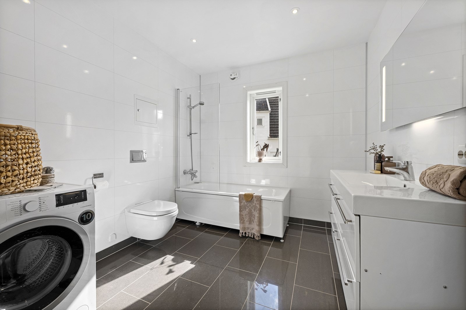 Rommet er innredet med badekar, og ventilasjonen skjer via en elektrisk styrt vifte. Galleribilde