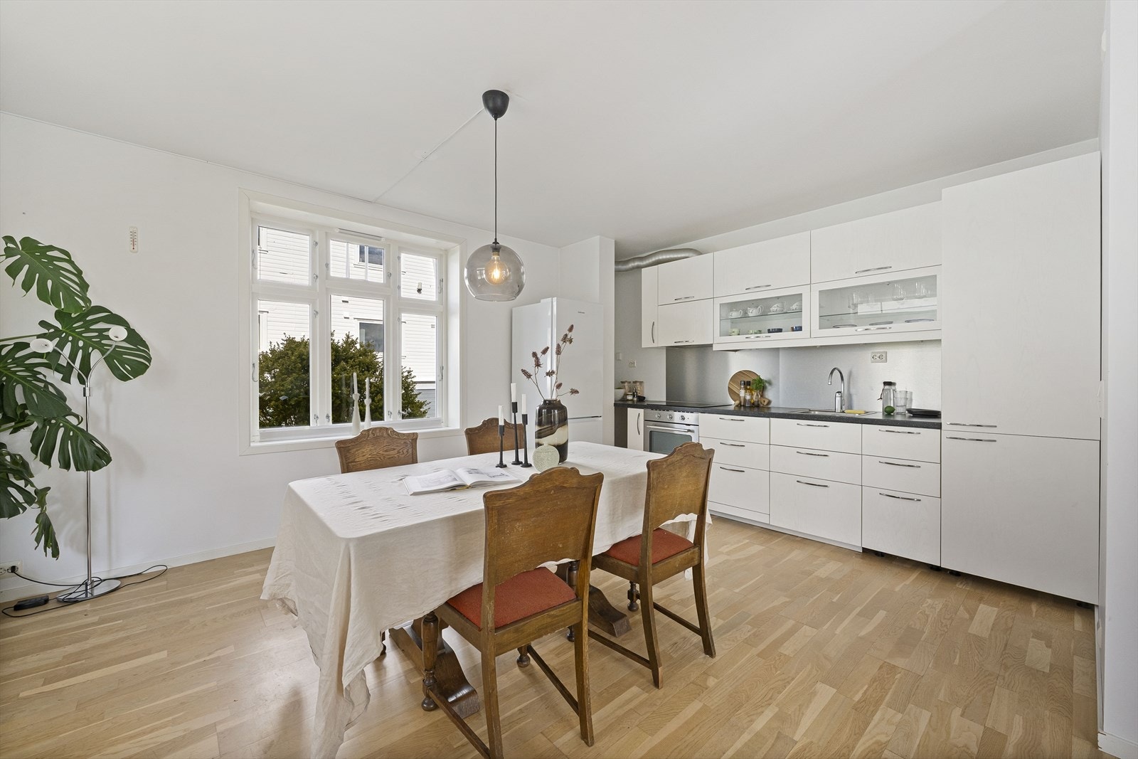 Kjøkkenet har en praktisk plassering i den åpne løsningen, med god plass til spisegruppe. Galleribilde