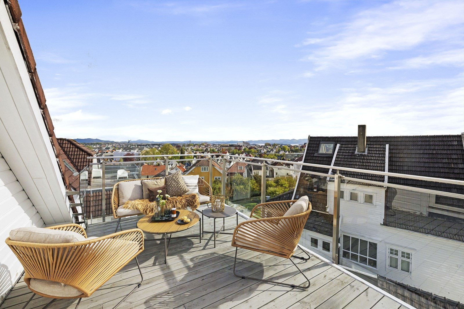 Fra takterrassen på loftet åpner utsikten seg over Våland og videre mot sentrum og Gandsfjorden. Galleribilde