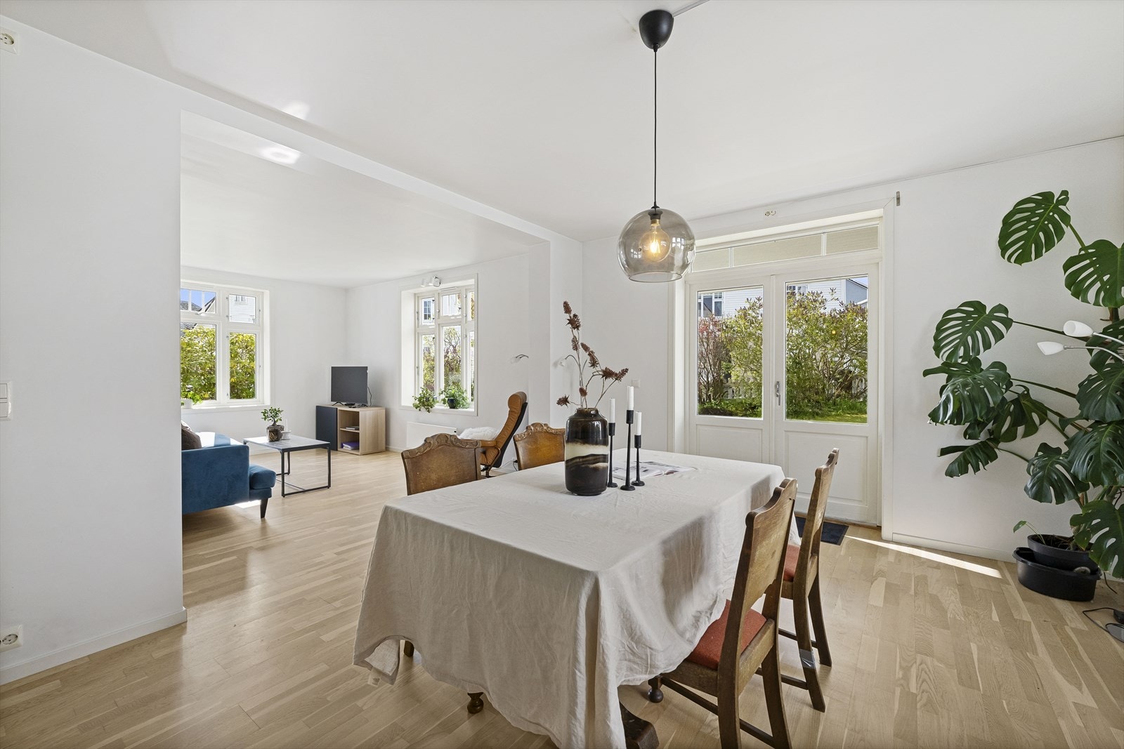 Fra spisestuen er det åpen løsning mot stuen, og direkte utgang til terrasse og hage. Galleribilde