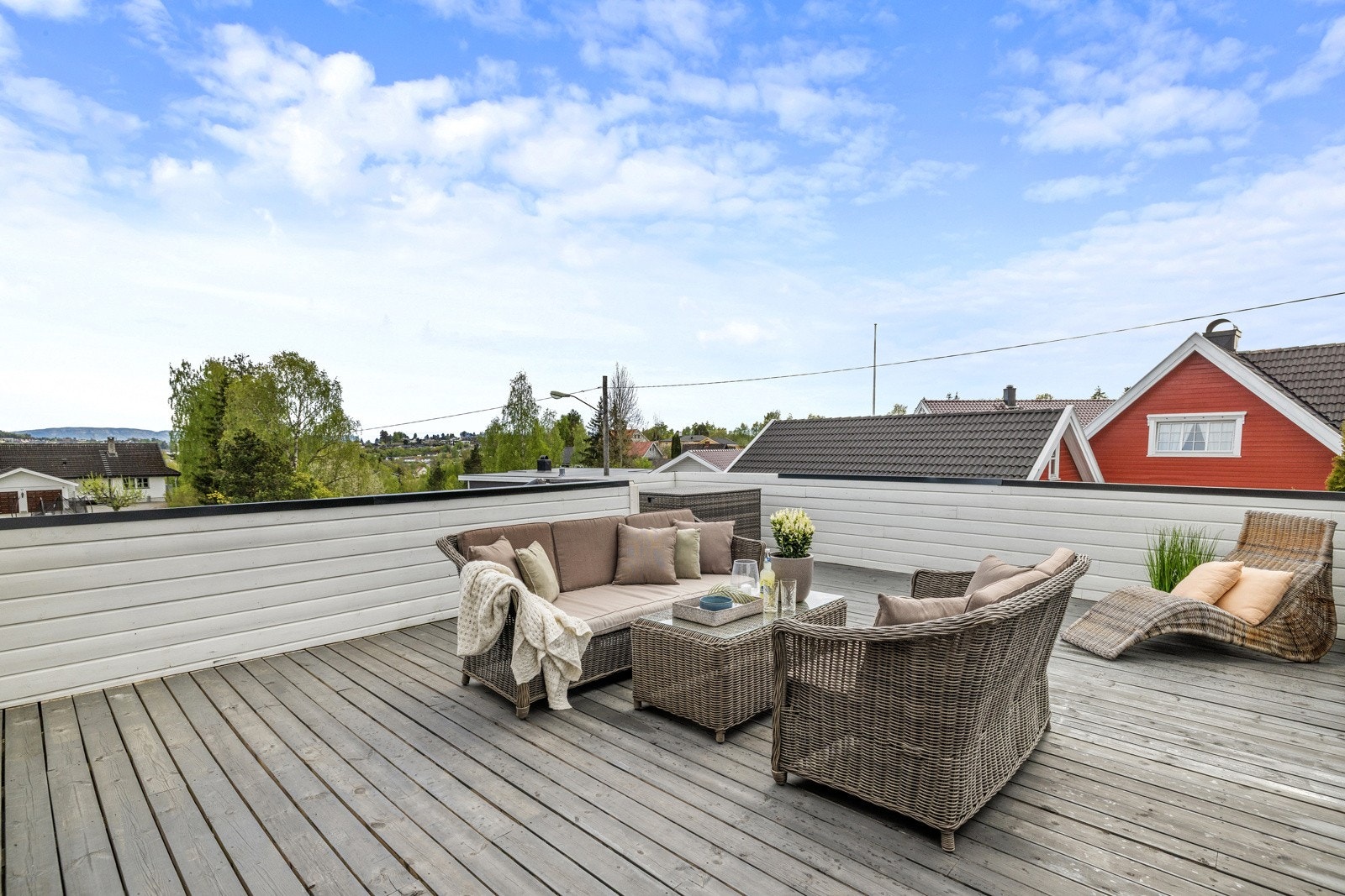 Stor takterrasse over garasjen med god plass til utemøbler. Galleribilde