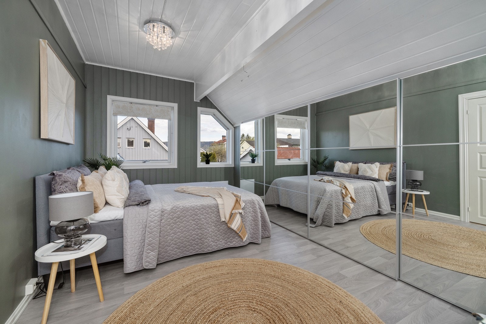 Romslig soverom med plass til både seng og oppbevaring. Galleribilde