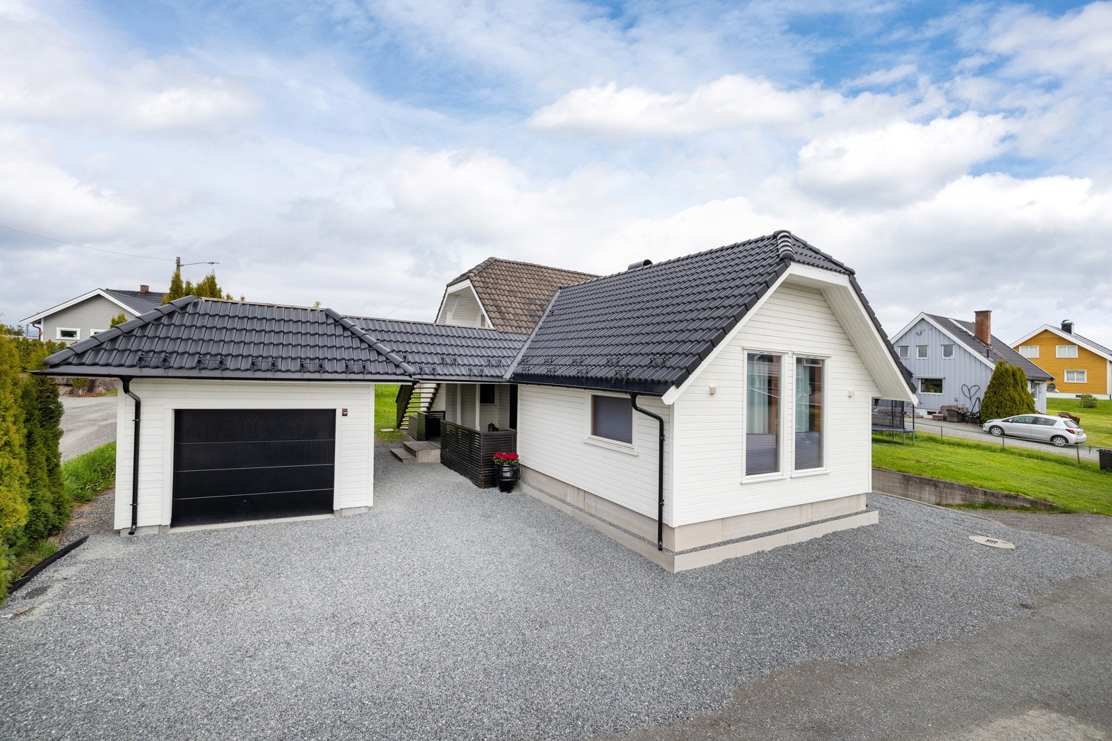 Det er nylig etablert ny garasje med takterrasse. Adkomst til terrasse fra loftstue. Galleribilde