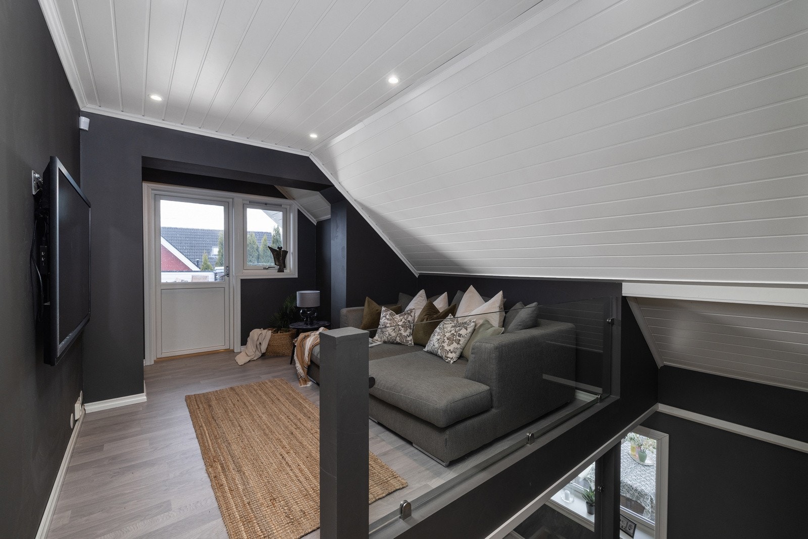 Loftstuen fungerer perfekt som ekstra tv-stue, lekerom eller ungdomsavdeling. Galleribilde