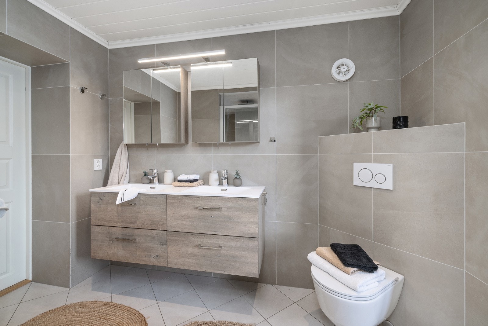 Badet har moderne innredning og god plass til hele familien. Galleribilde