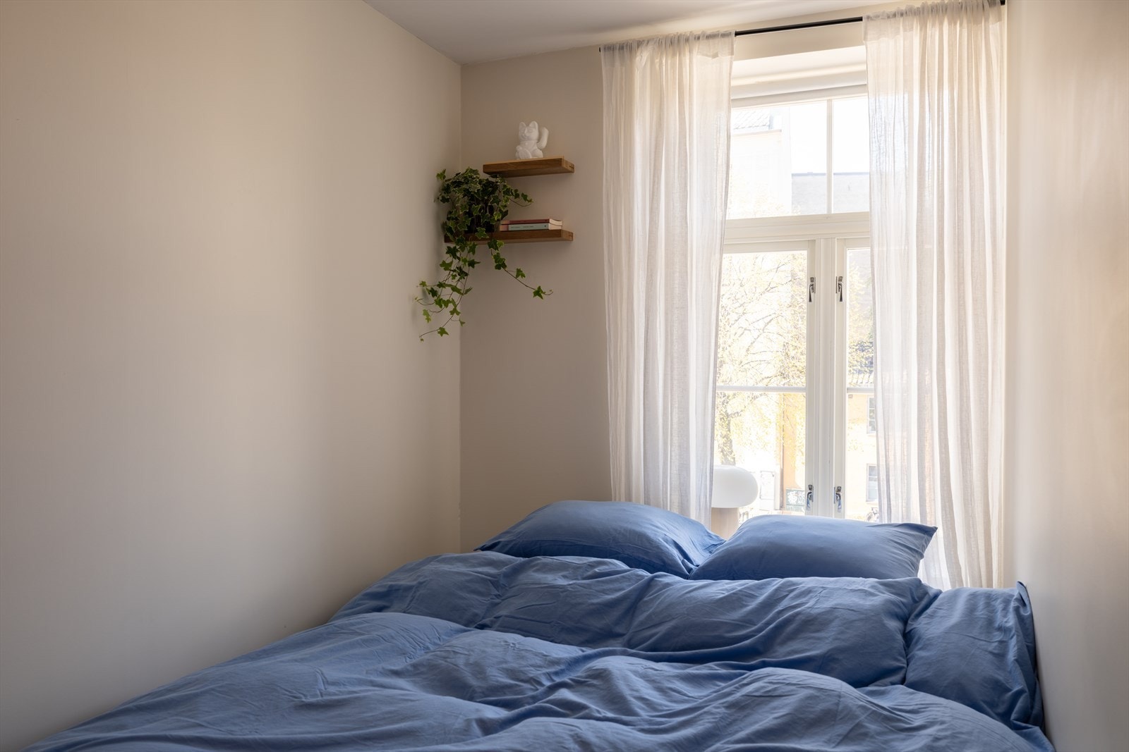 Soverommet er på ca. 8m² og er oppmalt i tidløse farger. Galleribilde