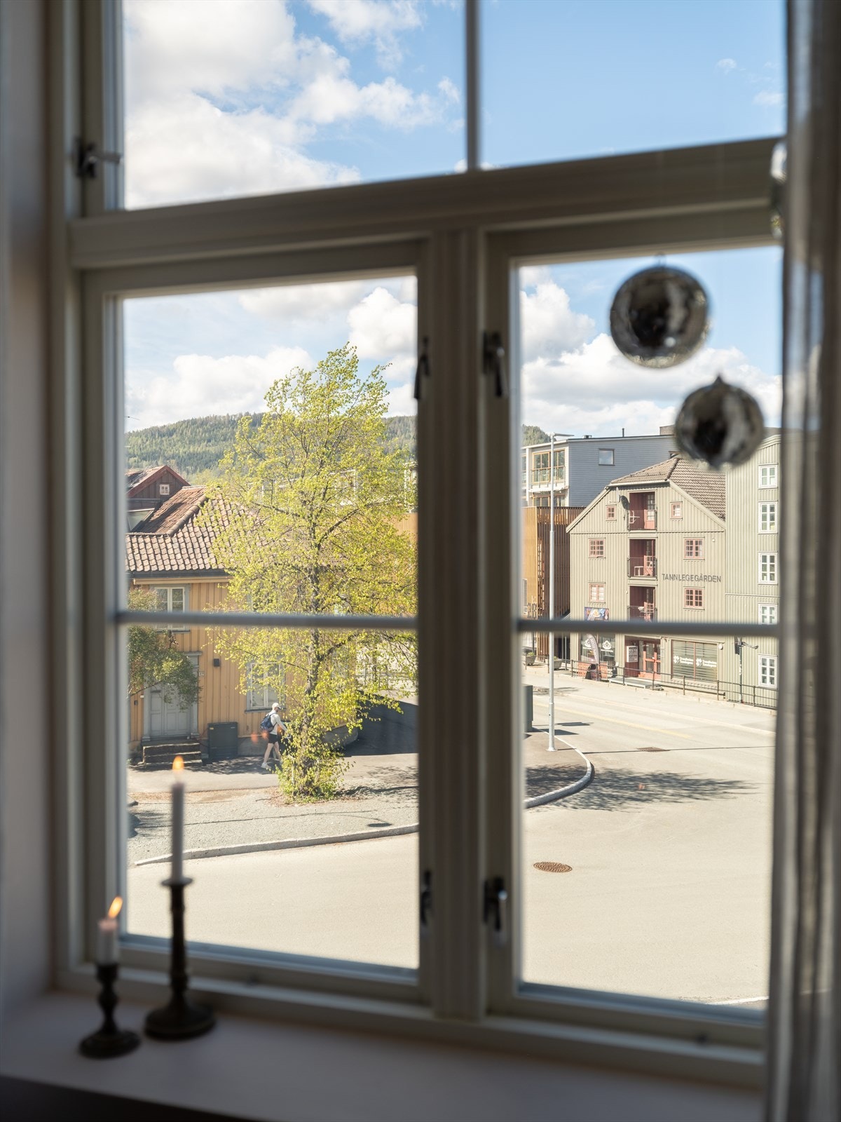 Leiligheten har en svært god beliggenhet i 1. etasje med utsikt mot flotte Sandgata. Galleribilde