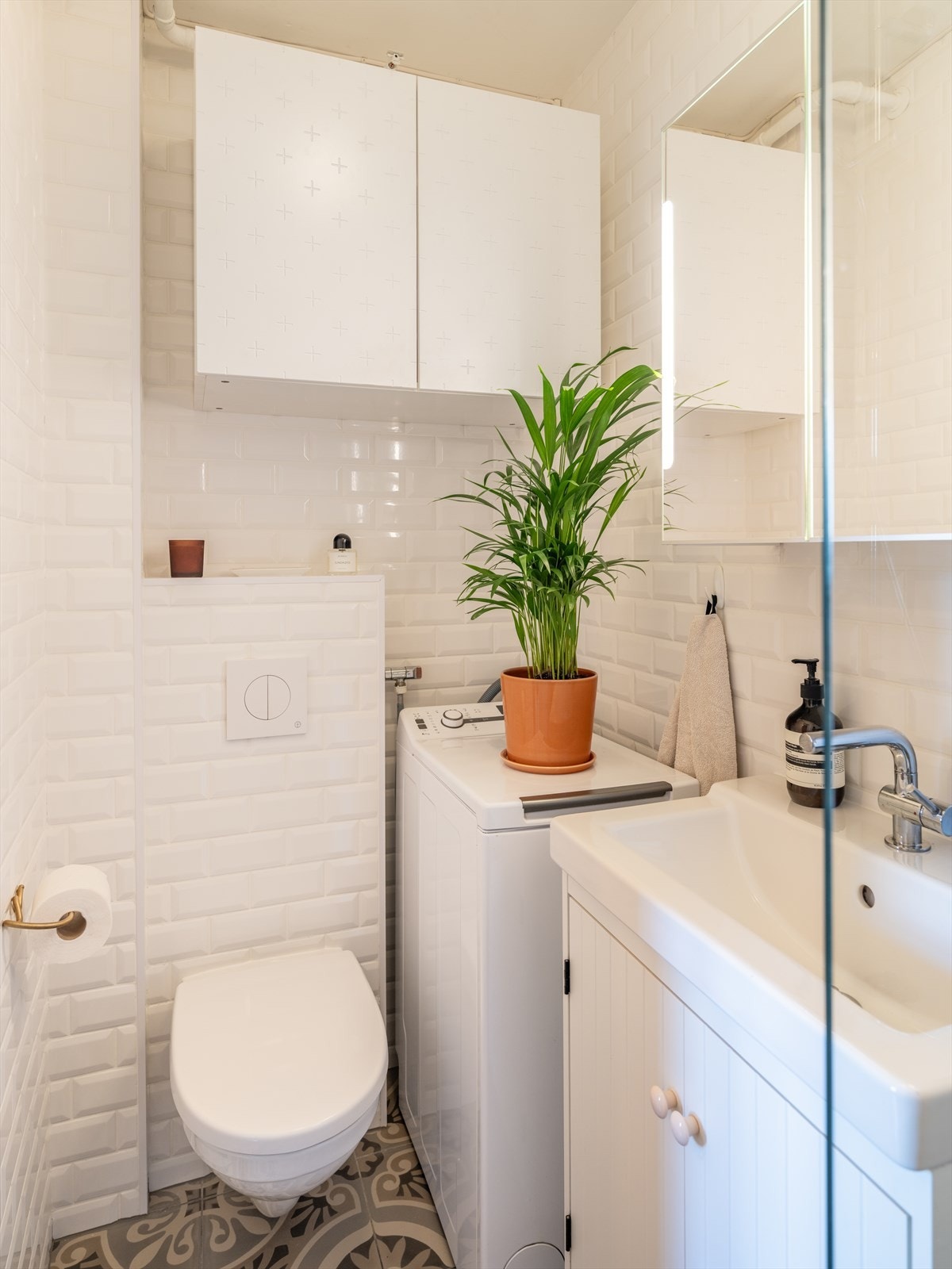 Leiligheten innehar svært gode og praktiske løsninger som maksimerer utnyttelsen av arealet. På badet får du oppbevaring i både baderomsinnredning, hyller og ikke minst i speilskap. Galleribilde