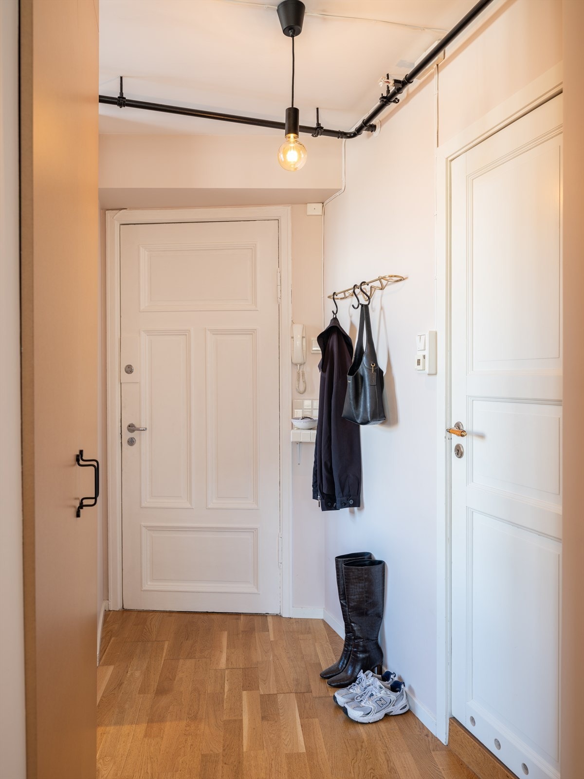 Boligens praktiske utforming byr på garderobeskap i gangen med plass til ekstra oppbevaring. Videre disponerer leiligheten en bod i kjeller på ca 3m². Galleribilde