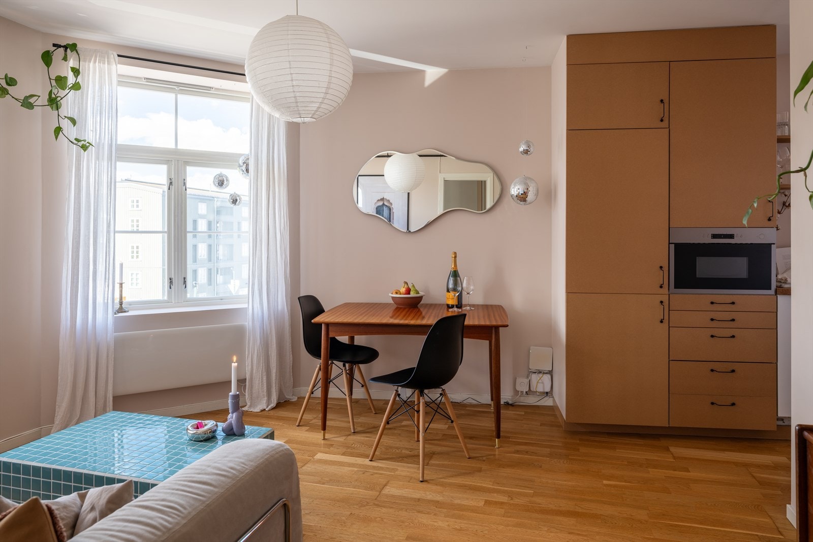Her får du dype vindusposter og rause vindusflater i stua som sikrer naturlig lysinnslipp. Vinduene ble skiftet ut i 2019. Galleribilde