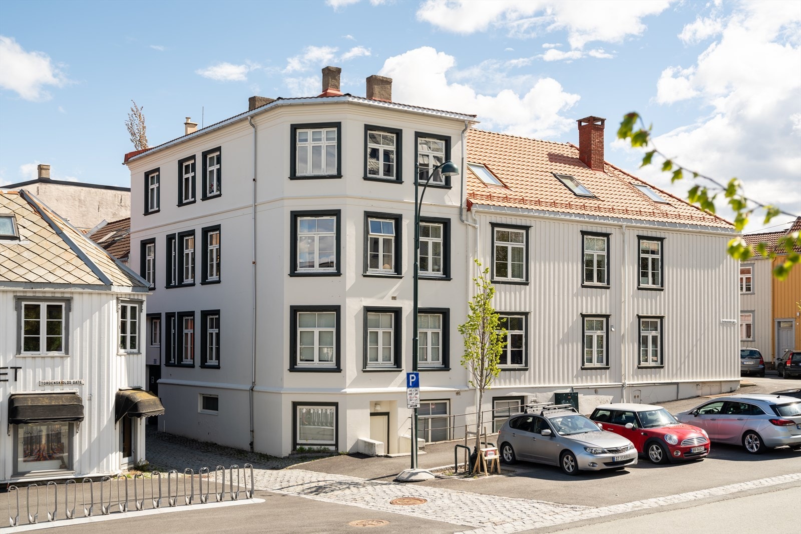 Det er soneparkering i området. Som beboer har du anledning til å søke om parkeringsplass. Prisen på dette er per 13.05.2026 på 785,- per måned. Galleribilde