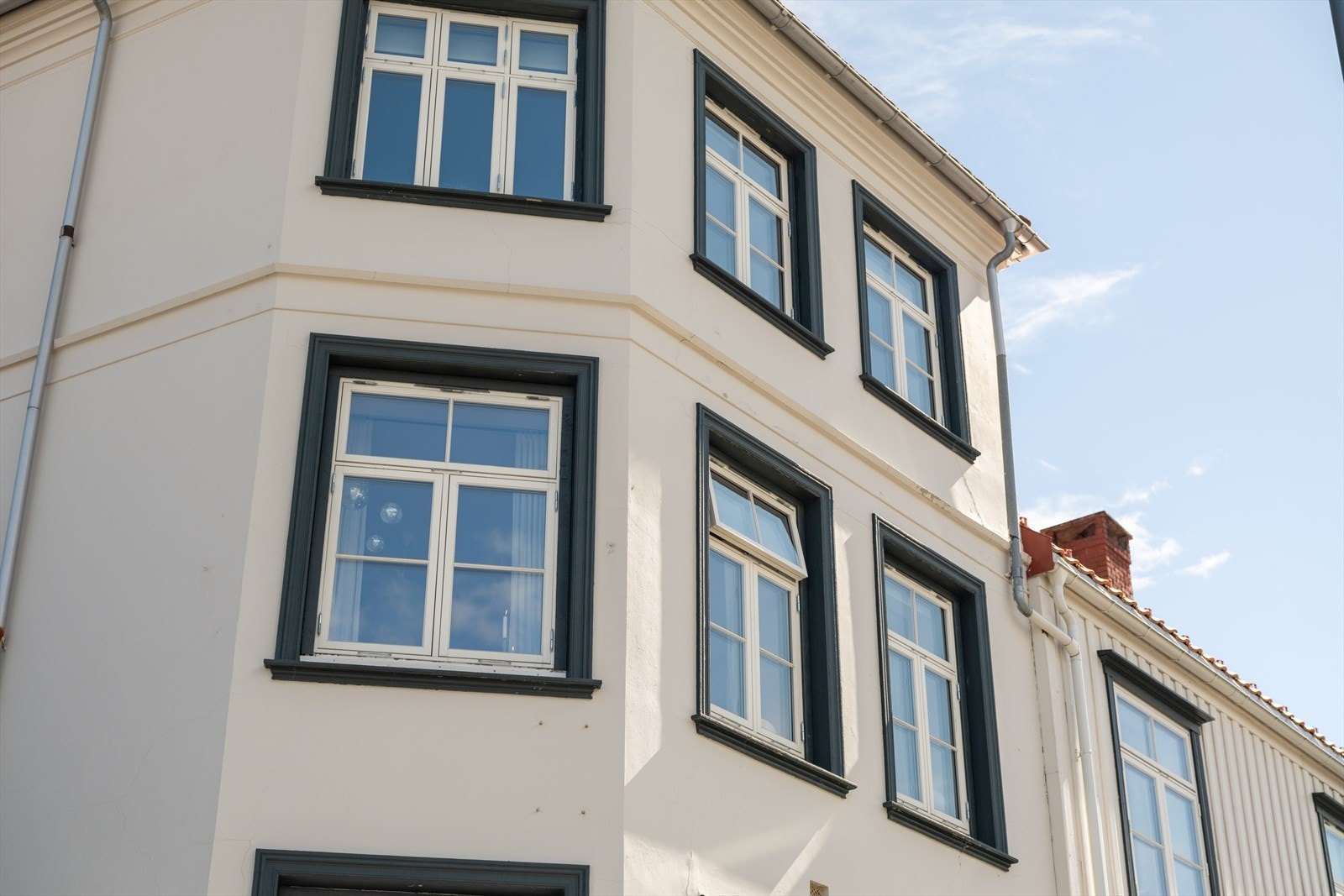 Leiligheten har en hjørnebeliggenhet i 2. etasje. Galleribilde