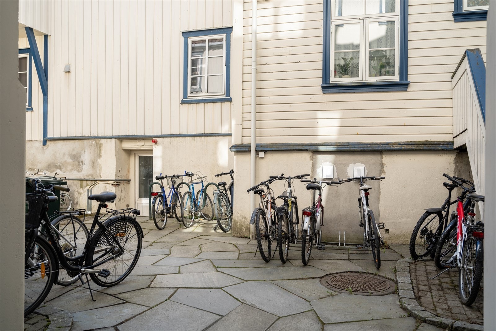 Sameiet har en felles bakgård med sykkelparkering. Galleribilde