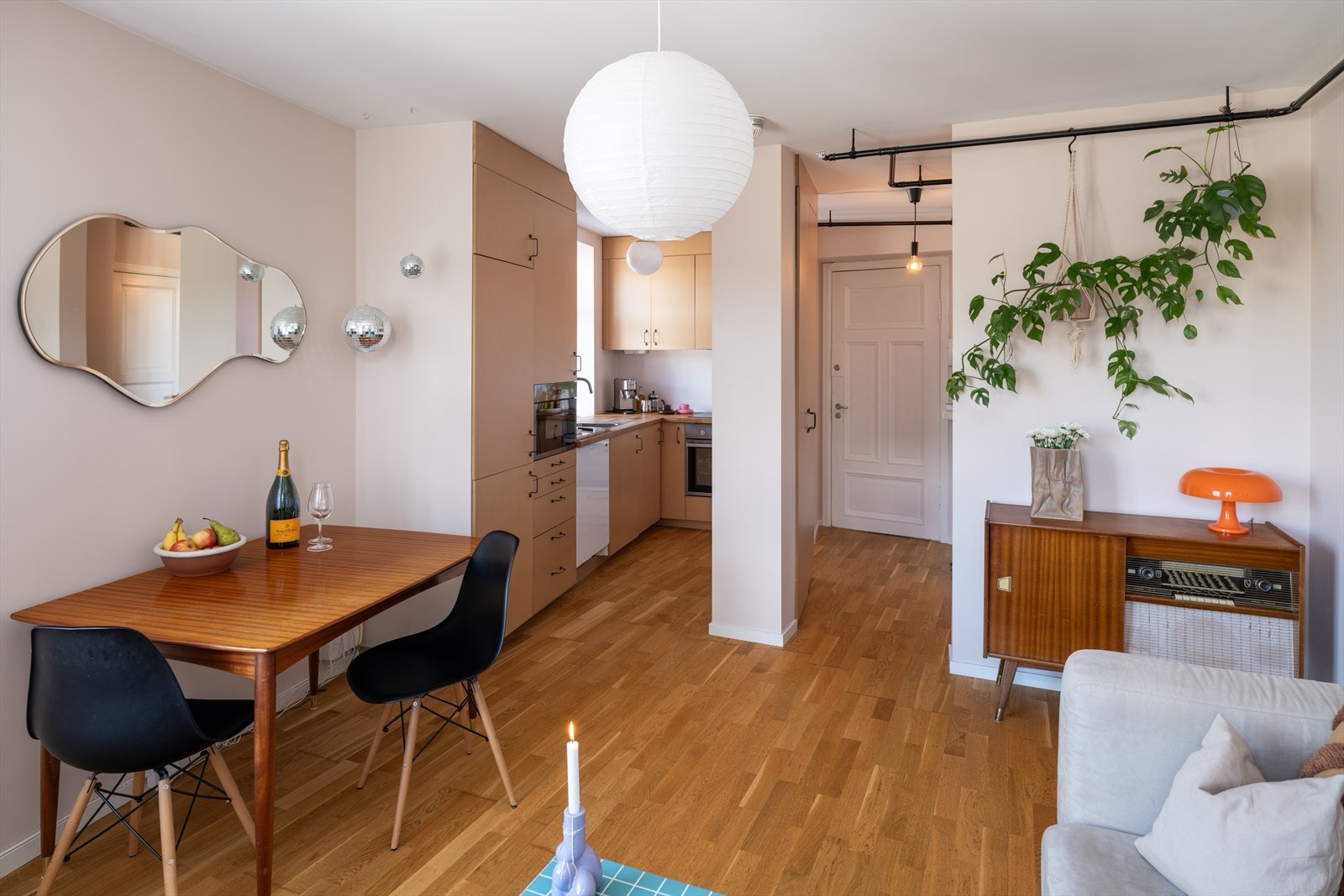 Leiligheten innehar en åpen stue- og kjøkkenløsning på 22m². Galleribilde