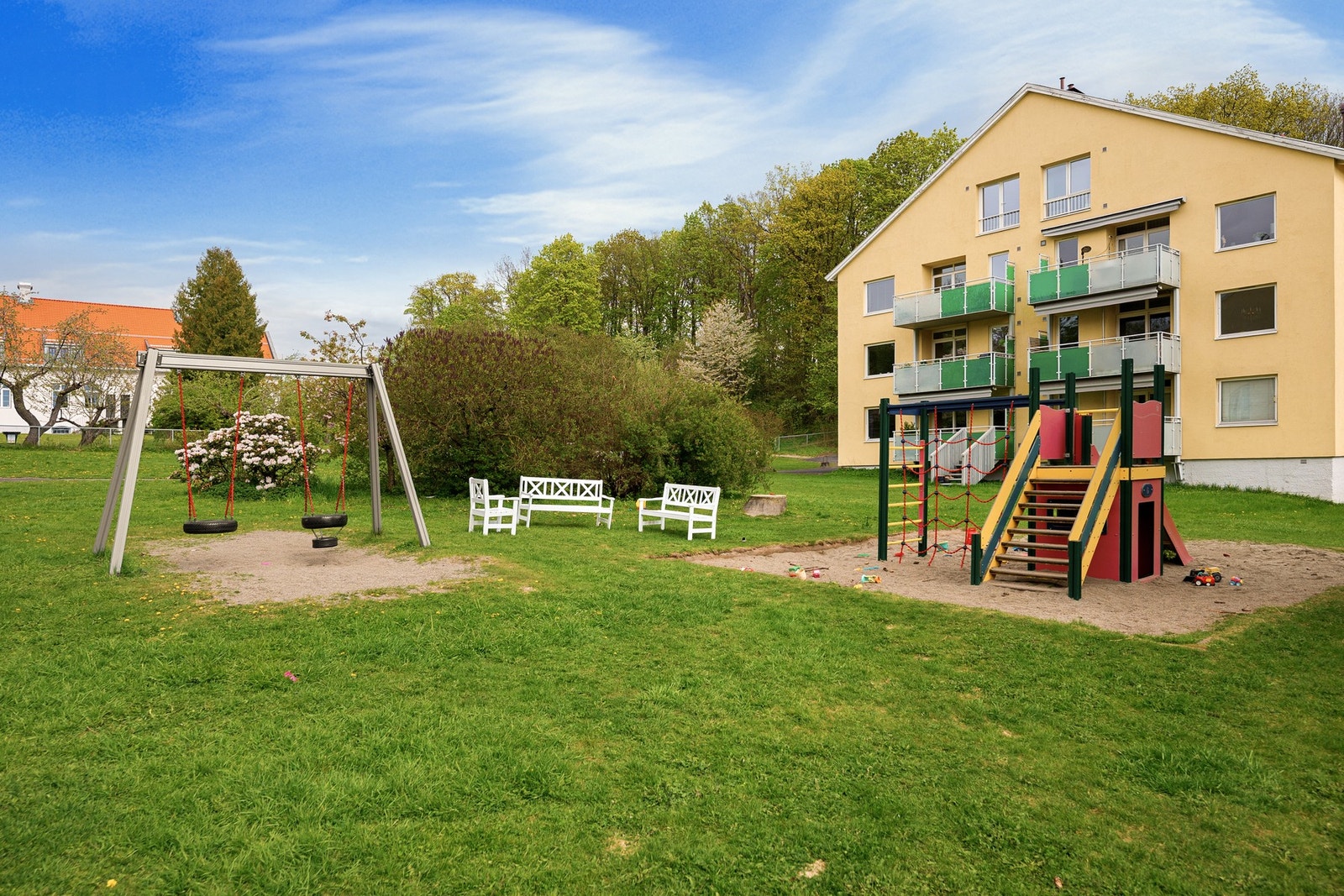 Boligselskapet har pent opparbeidede fellesarealer med lekeplass og felles vaskeri. Galleribilde