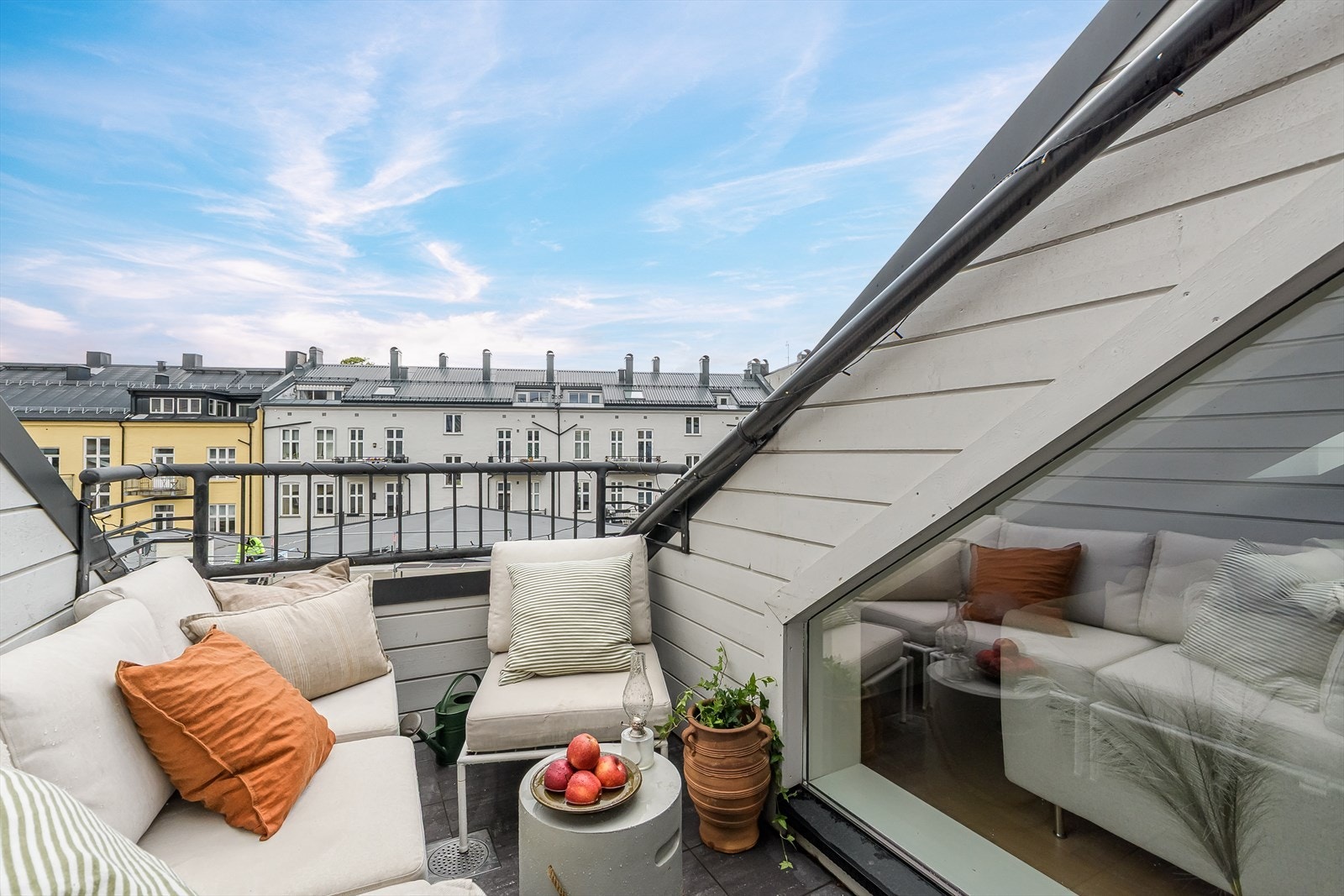 Fra stuen har du direkte utgang til en herlig nordvest-vendt takterrasse på 5m². Selger opplyser at det om sommeren er sol på terrassen i tidsrommet kl. 11.00-21.30. Galleribilde