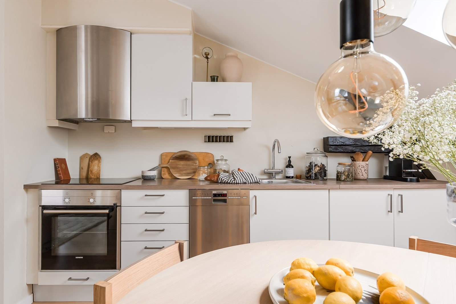 Kjøkkenet er utstyrt med integrerte hvitevarer som kjøl/fryseskap, platetopp, stekovn og oppvaskmaskin. Over stekesonen er det mekanisk avtrekksvifte. Galleribilde