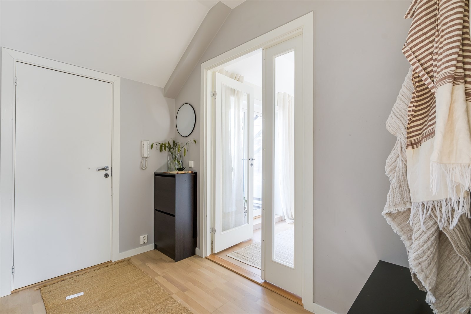 En innbydende entré ønsker deg velkommen hjem og setter tonen for resten av leiligheten. Velkommen inn! Galleribilde