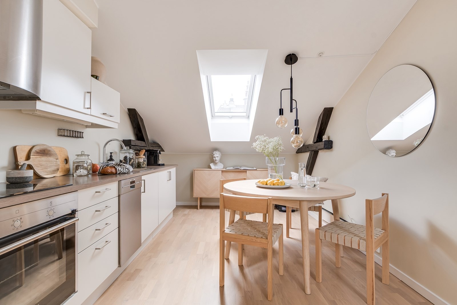 Store vindusflater som sørger for rikelig lysinnslipp i hele boligen. Galleribilde
