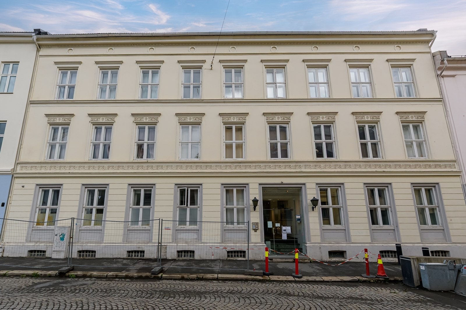Leiligheten ligger i en klassiske bygård fra 1864. Galleribilde