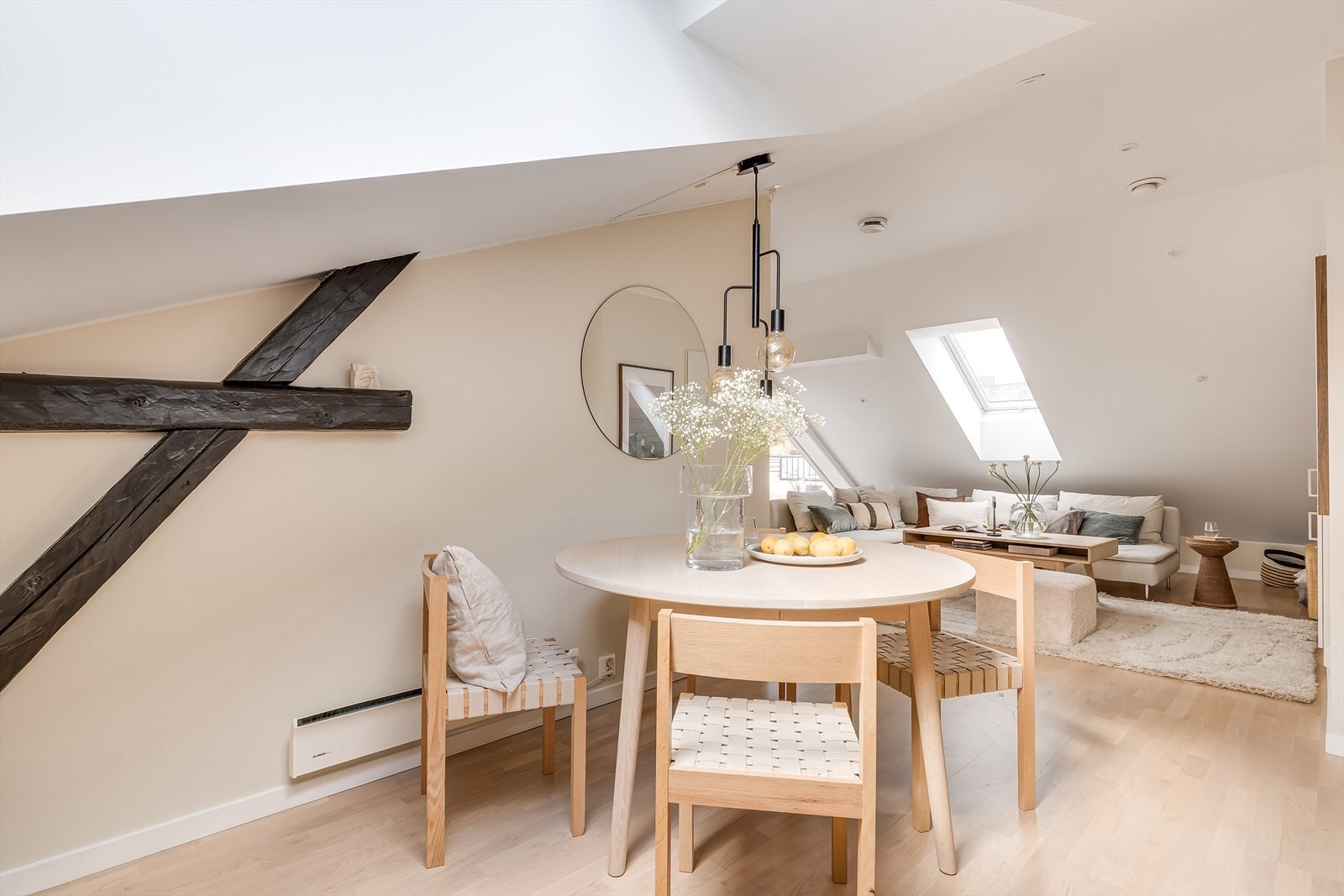 Det er god plass til å samles rundt spisebordet for hyggelige middager. Galleribilde