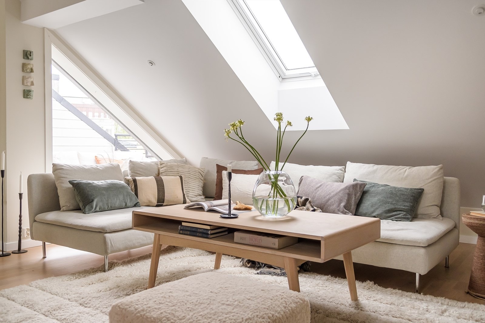 Lys og luftig stue hvor det er god plass til sofa, TV-møblement og spisebord Galleribilde