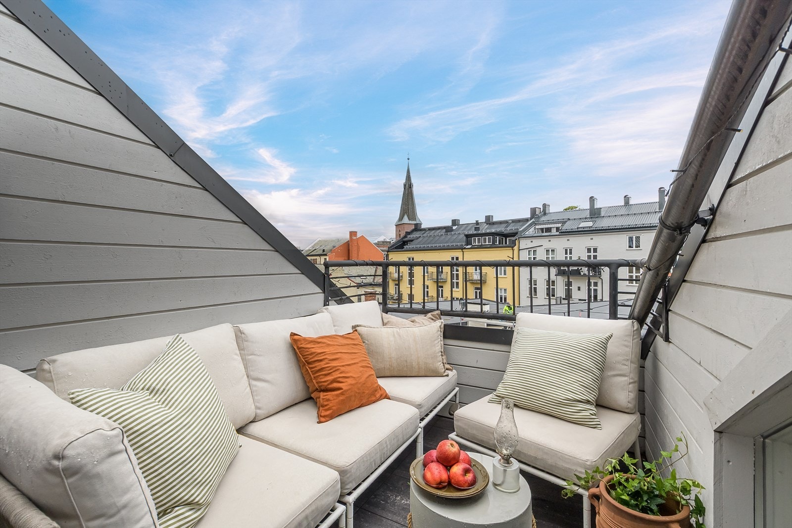 En svært delikat og innbyende 3-roms loftsleilighet med en sentral beliggenhet Galleribilde