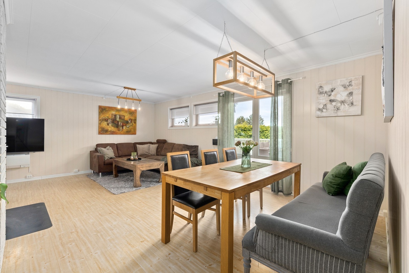 Stuen og spisestuen er slått sammen til ett stort, åpent rom med plass til flere soner. Galleribilde