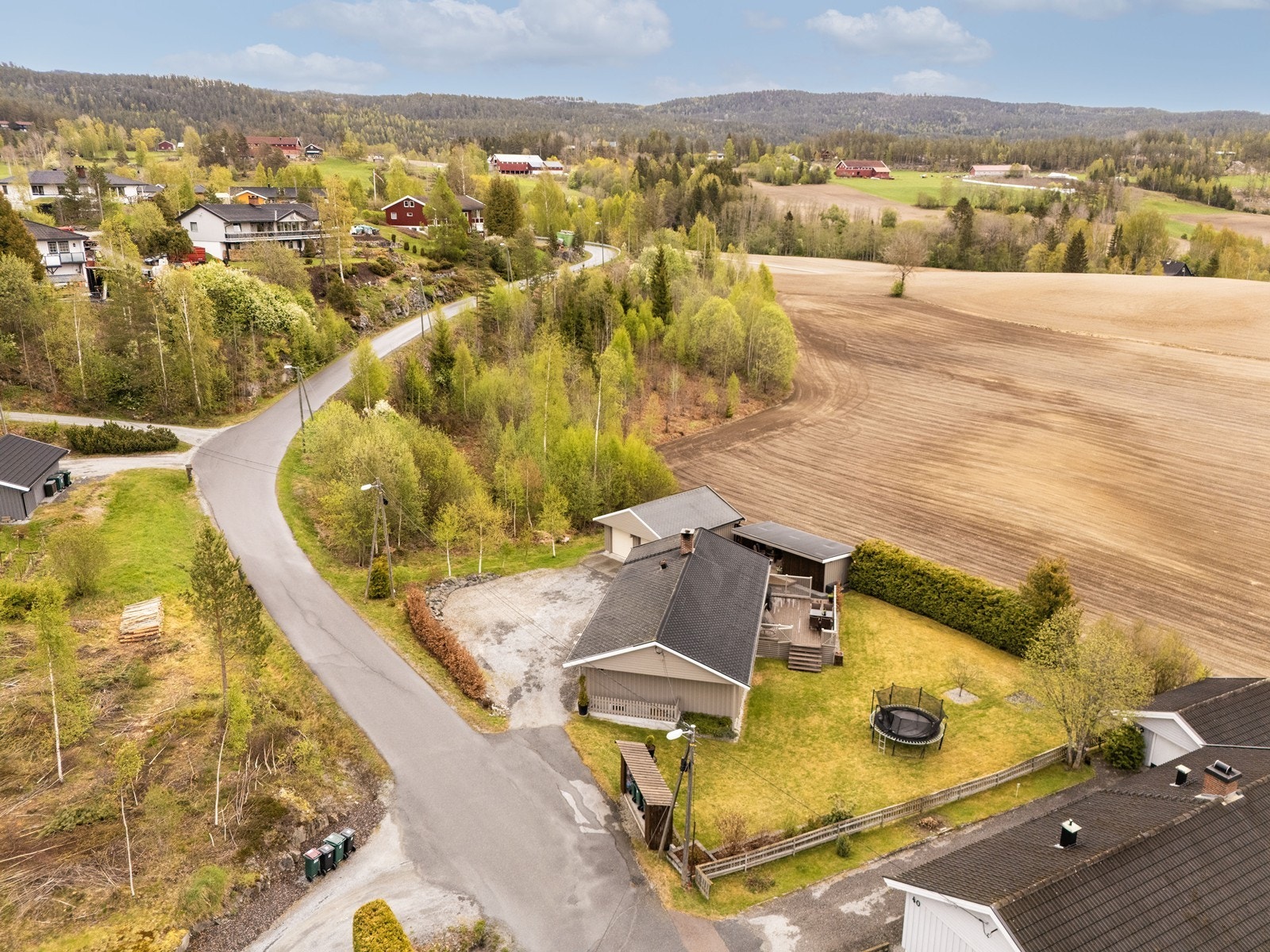 Oversikt over eiendommen, den store tomten og nærområdet. Galleribilde