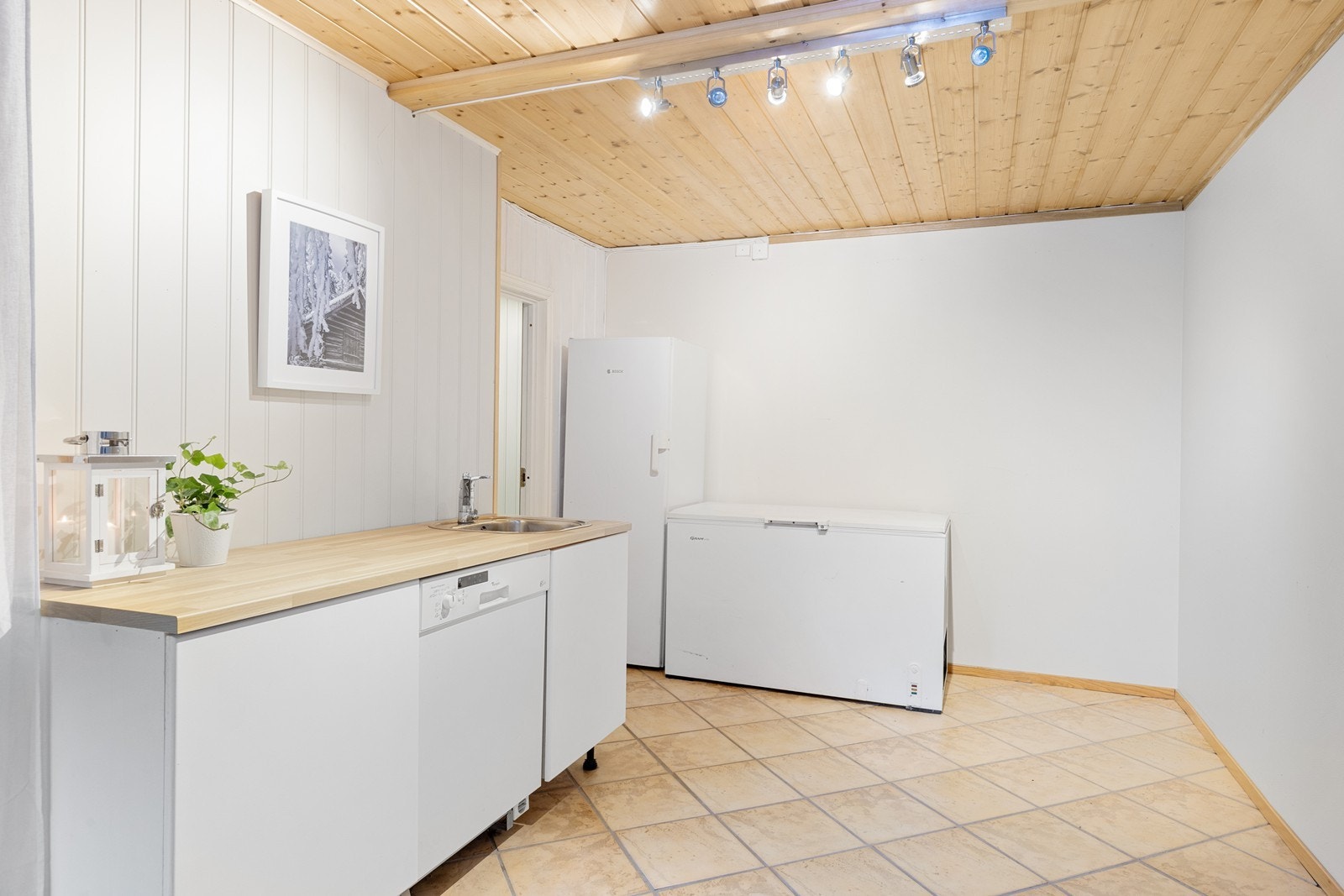 Kjøkkenkroken består av servantskap, benkeskap og opplegg for oppvaskmaskin. Galleribilde