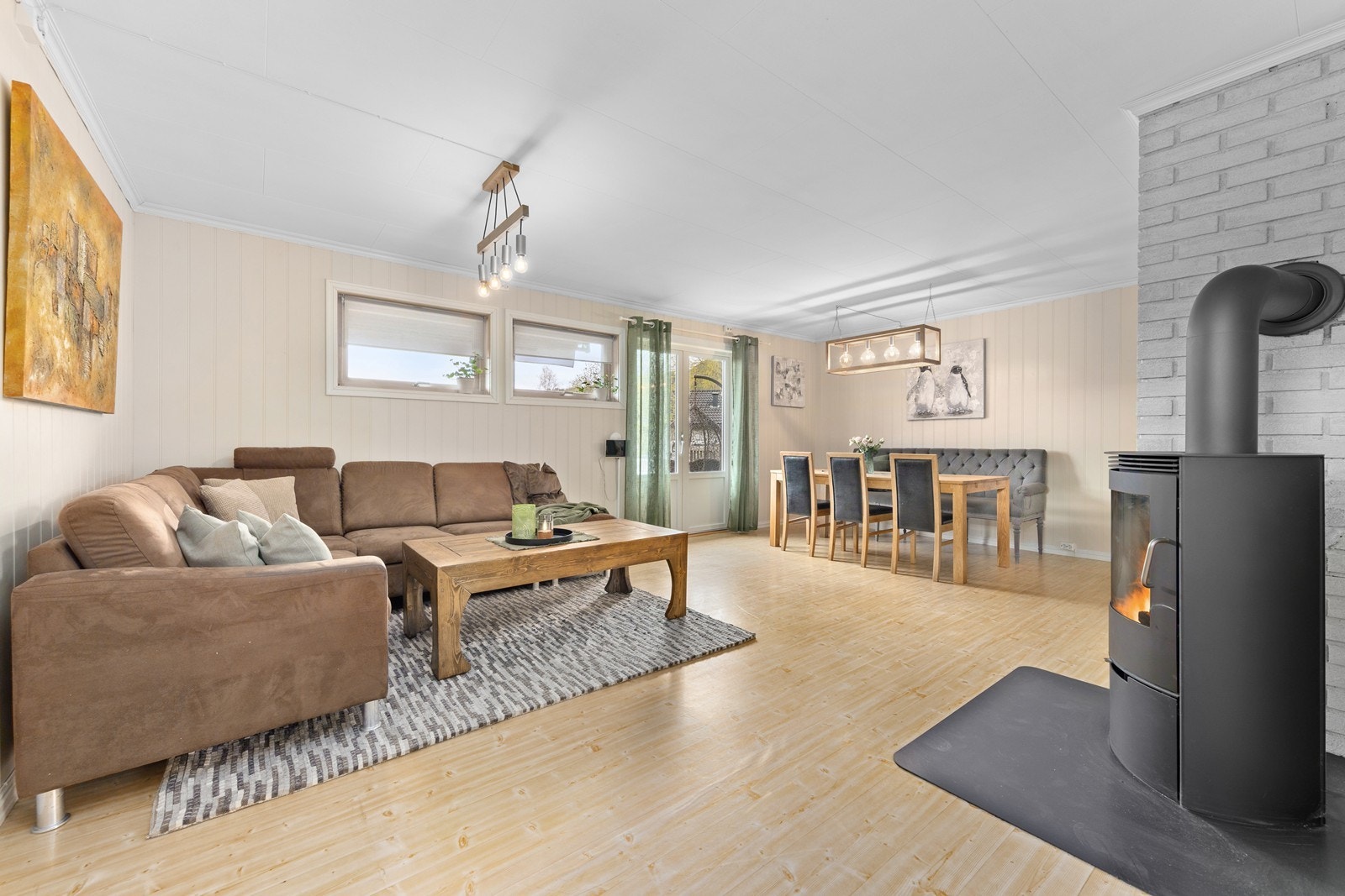 Oppvarming er basert på strøm og ved, supplert med en varmepumpe. Galleribilde