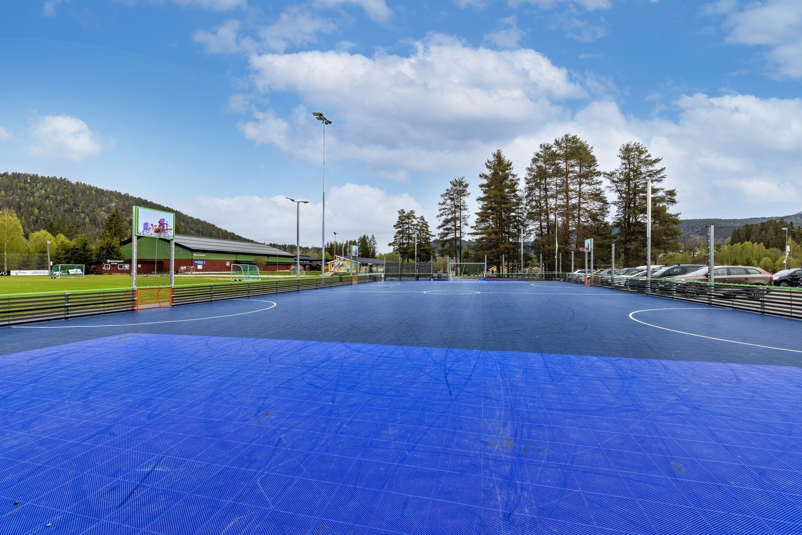 Kun fem minutters gange til Nerstad idrettspark med fotballbane og andre aktivitetsmuligheter. Galleribilde