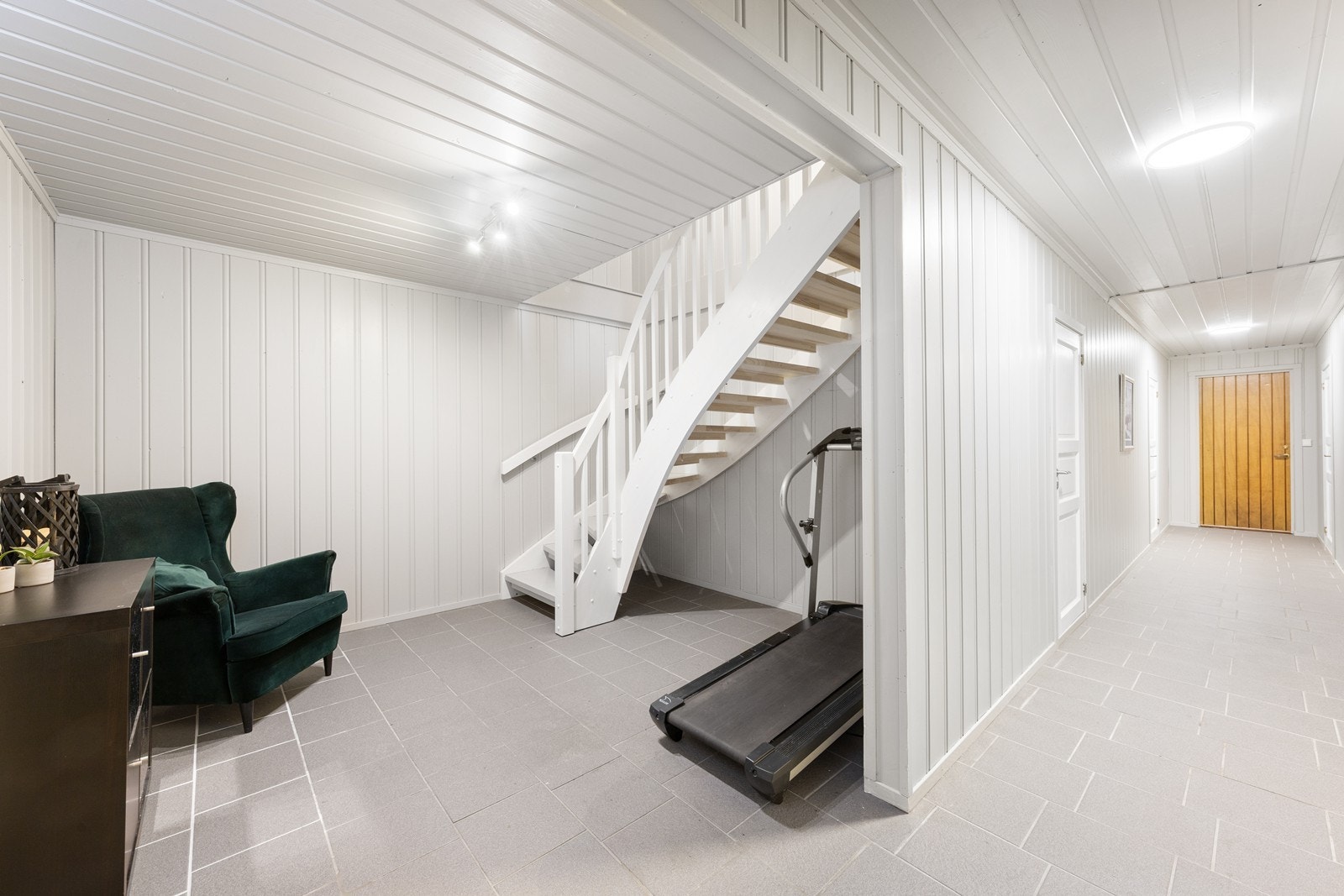 Innvendig trapp ned til kjelleren. Galleribilde