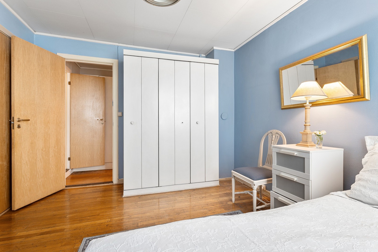 Romslig soverom med god plass for ønsket møblement. Galleribilde