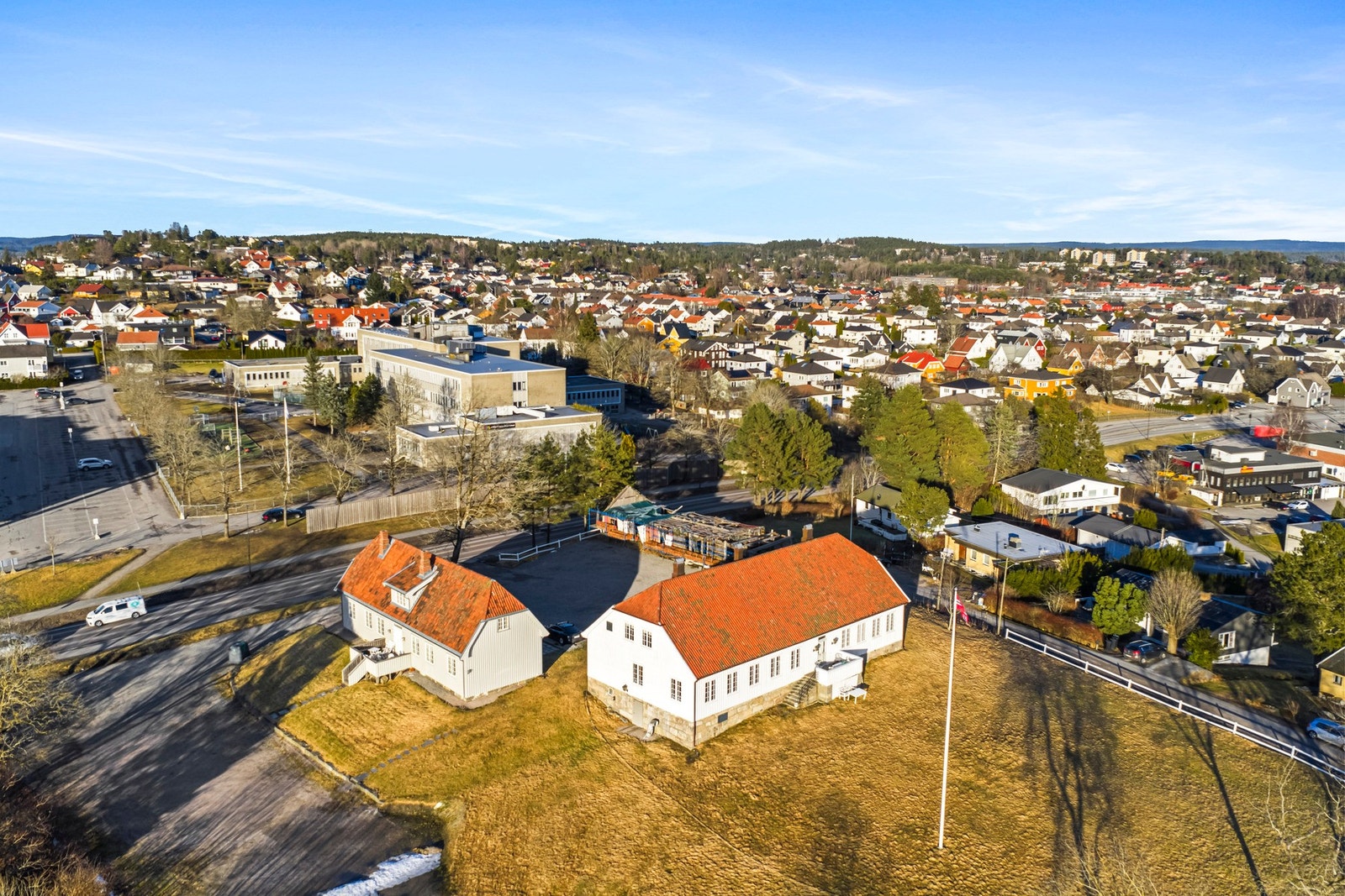 Dette er en unik mulighet til å overta en historisk eiendom med attraktiv beliggenhet, utsikt over deler av byen, kort avstand til Sarpsborg sentrum og kun få minutter fra E6. Galleribilde