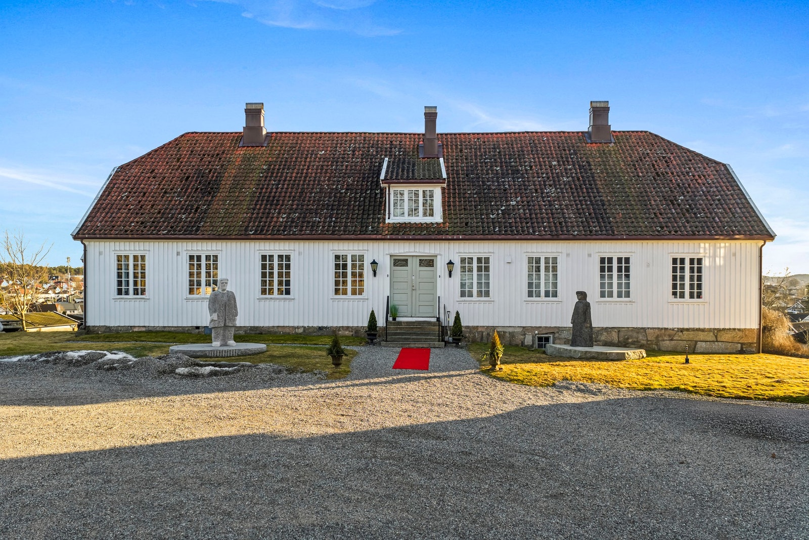 Velkommen til en sjelden mulighet: den historiske og velrenommerte eiendommen Tune Prestegård. Galleribilde
