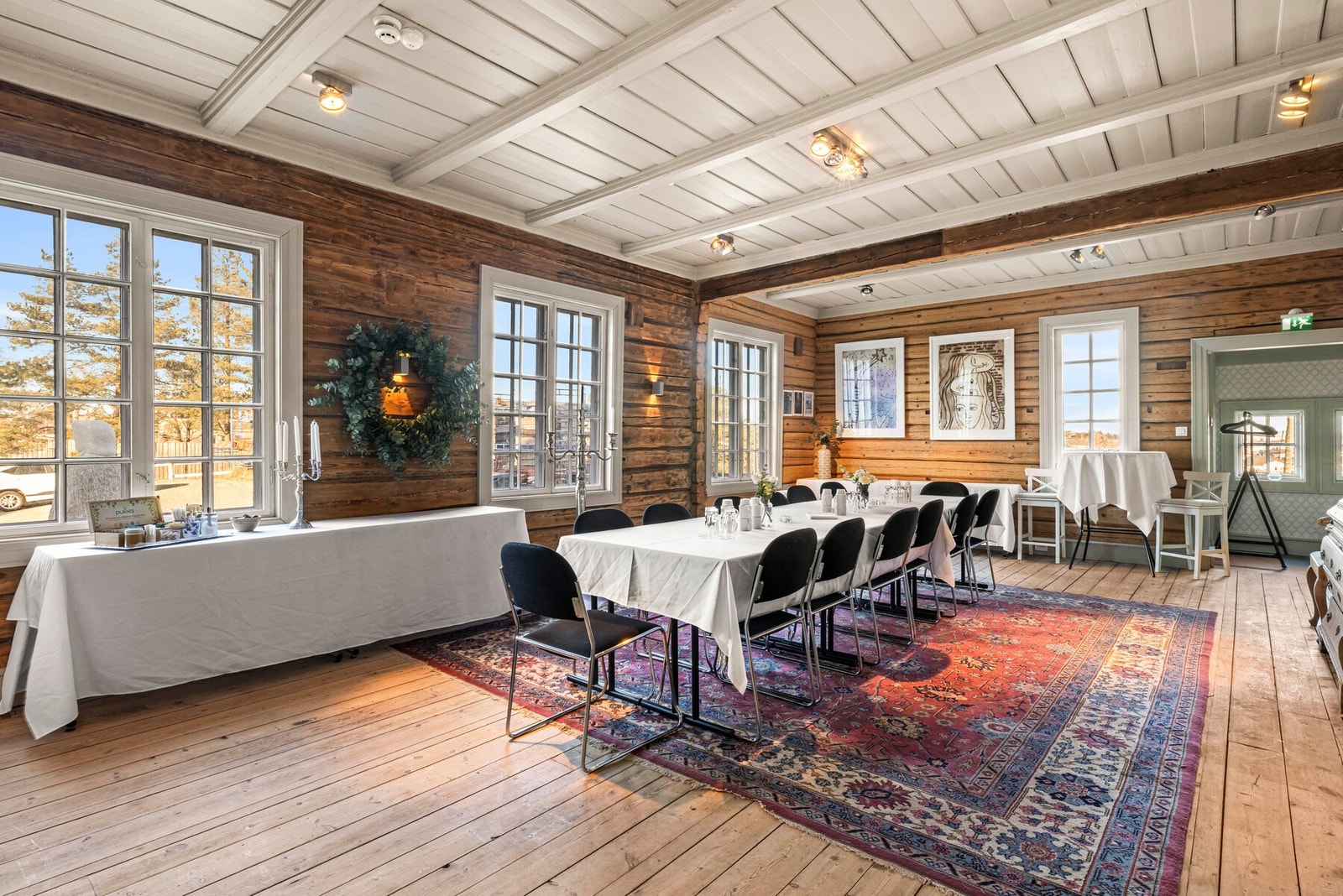 Her arrangeres blant annet bryllup, dåp, konfirmasjoner, kurs, konferanser og konserter-i vakre omgivelser fulle av historie. Galleribilde