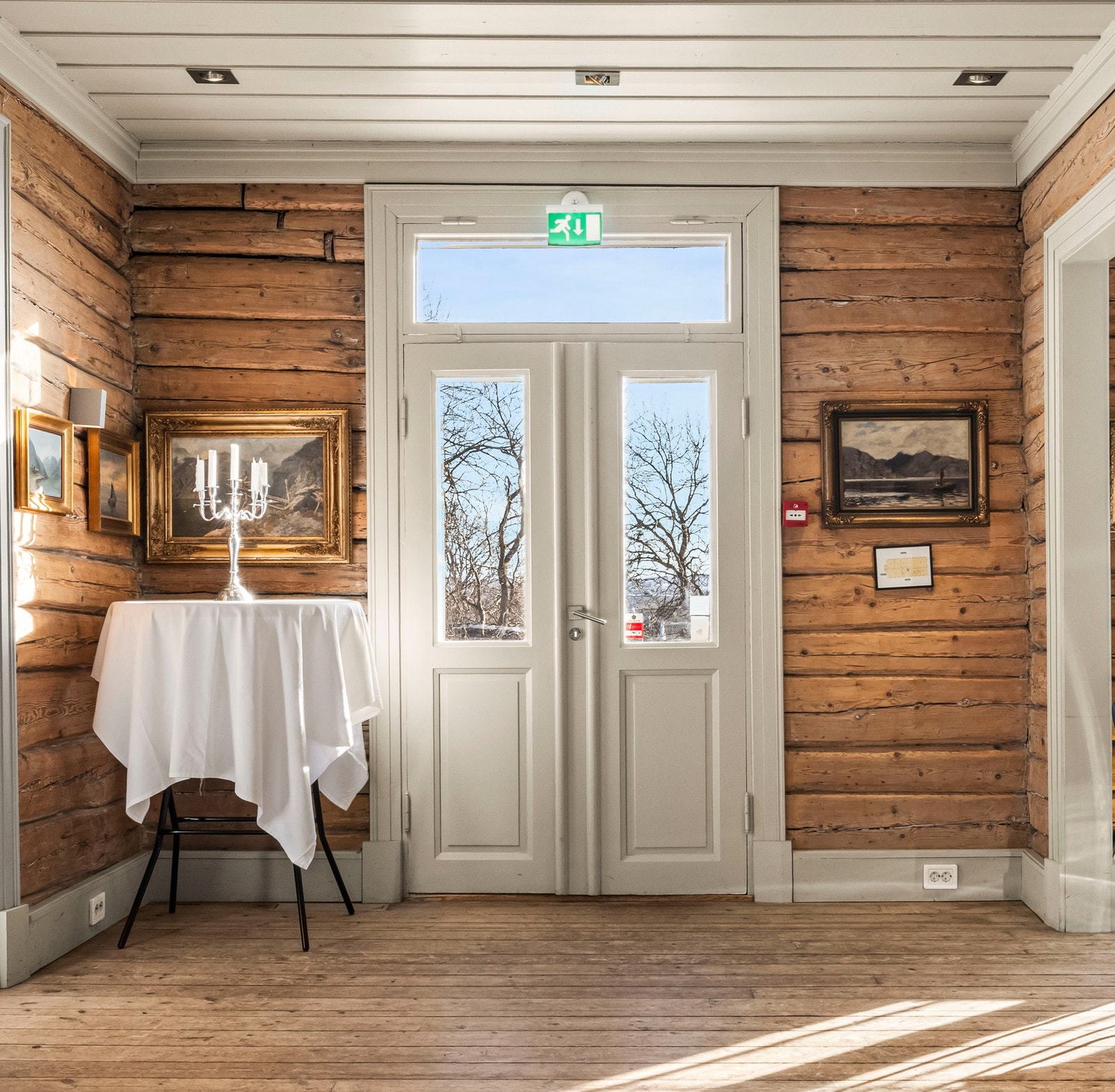 Fra festsalen er det utgang til balkong og hagen. Galleribilde