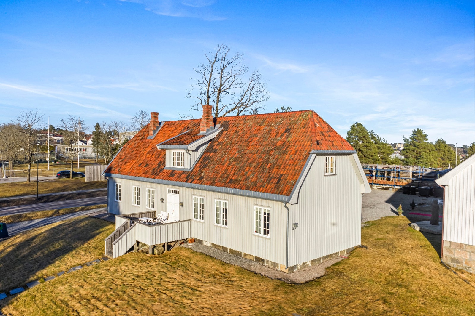 I 2016/17 ble tunet på Prestegården komplettert ved gjenreisingen av hovedhuset fra Rabekk gård i Moss. Galleribilde