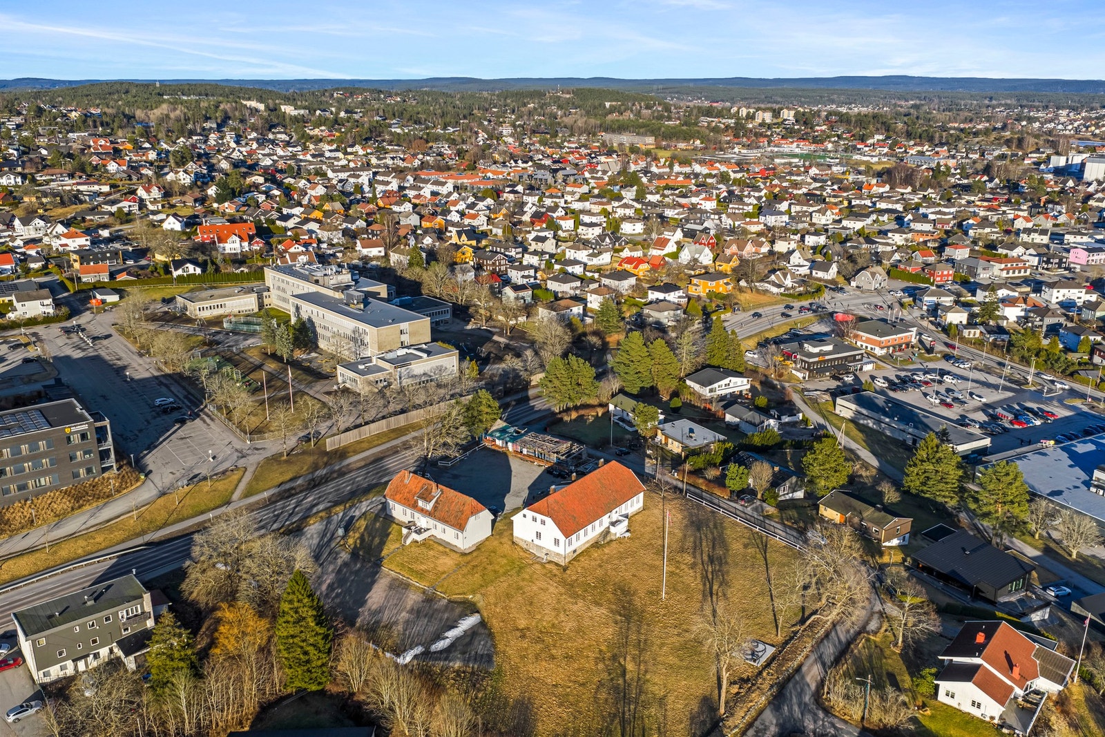 I følge selger ble det 2023 gjort utvendig reparasjon av råteskader, hovedhuset ble malt, nye takrenner og nedløp i kobber. Galleribilde