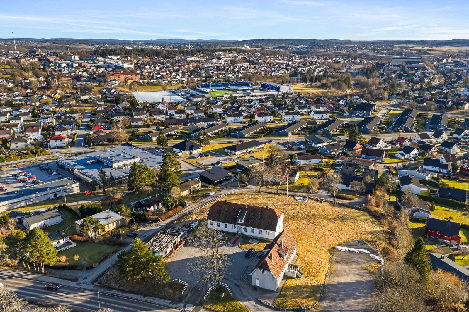 Eiendommen ligger på et fantastisk høydedrag med bred utsikt over Sarpsborg, Tune og omegn. Galleribilde
