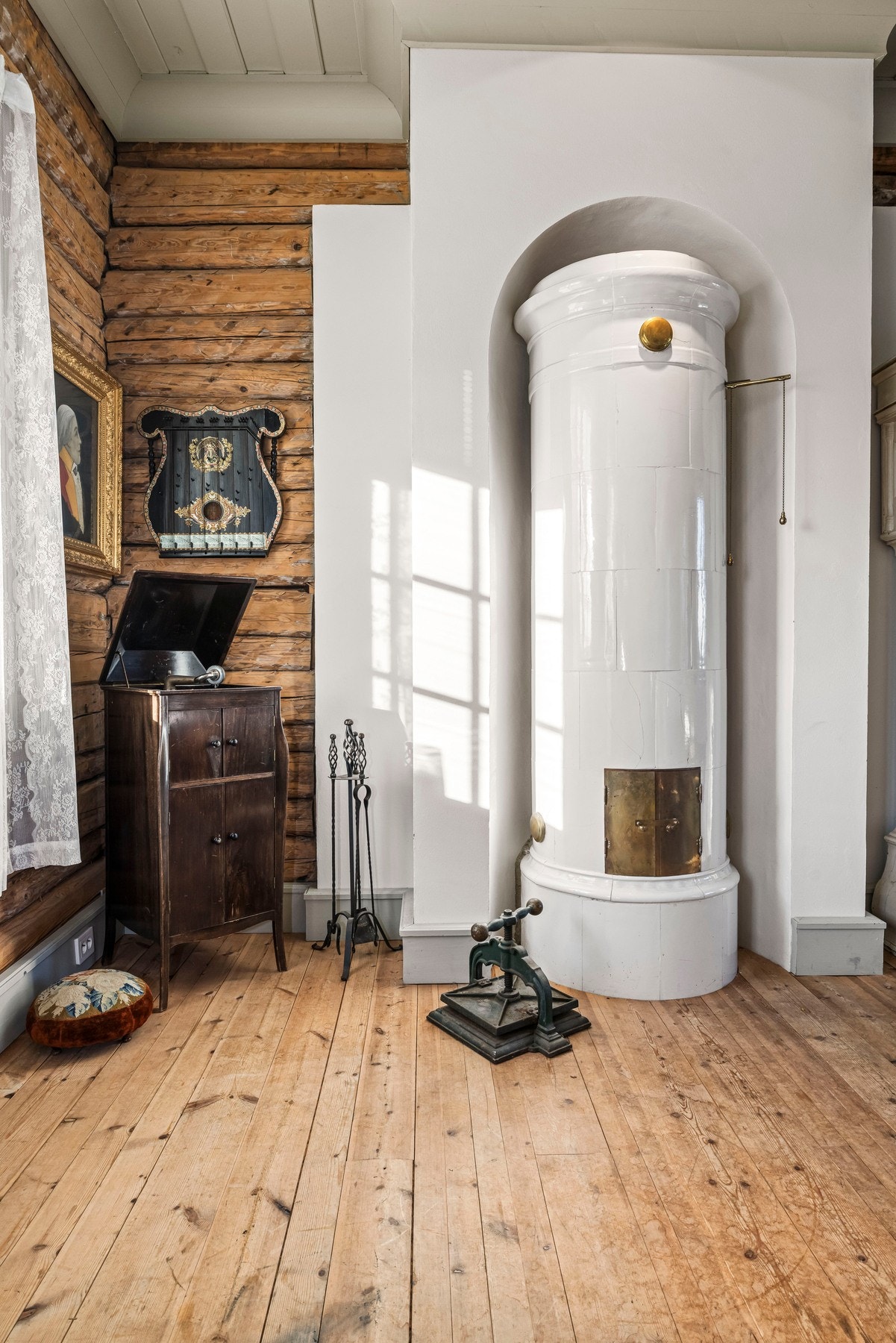 Vakker kakkelovn i Rabekk. Galleribilde