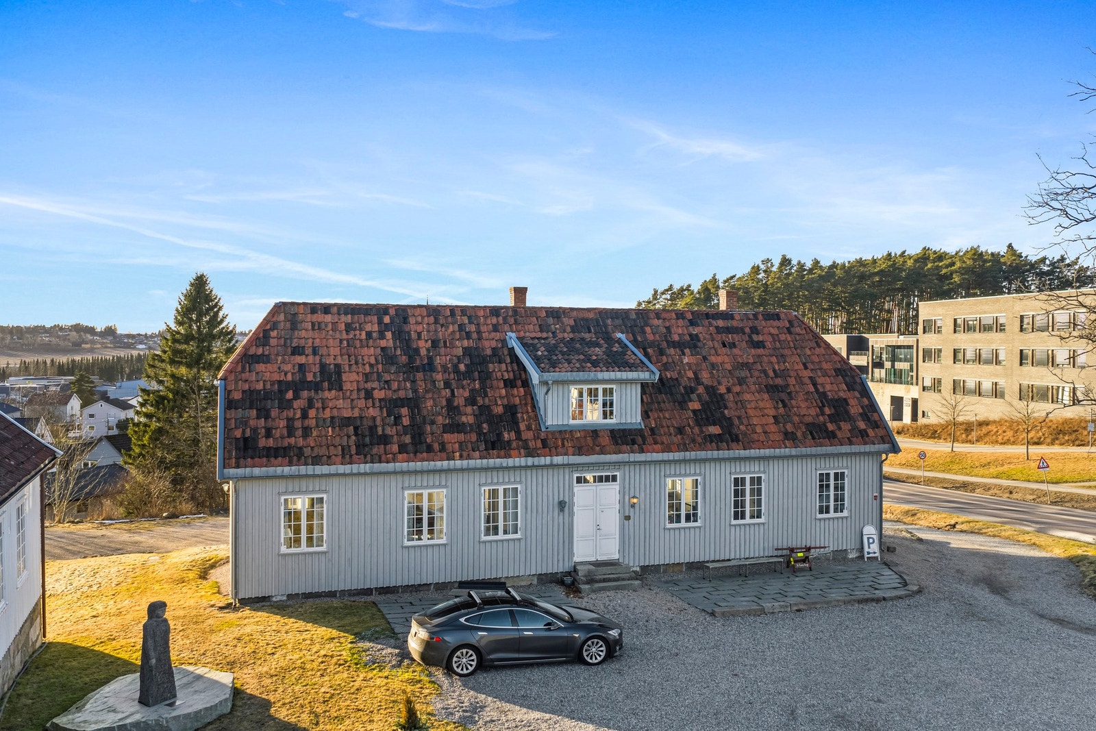 Bygningen, fra 1820, ble testamentert, til Moss Ættehistorielag, fra enken, etter oberstløytnant A. Dennis Horn, Alfhild Bellin Horn. Galleribilde