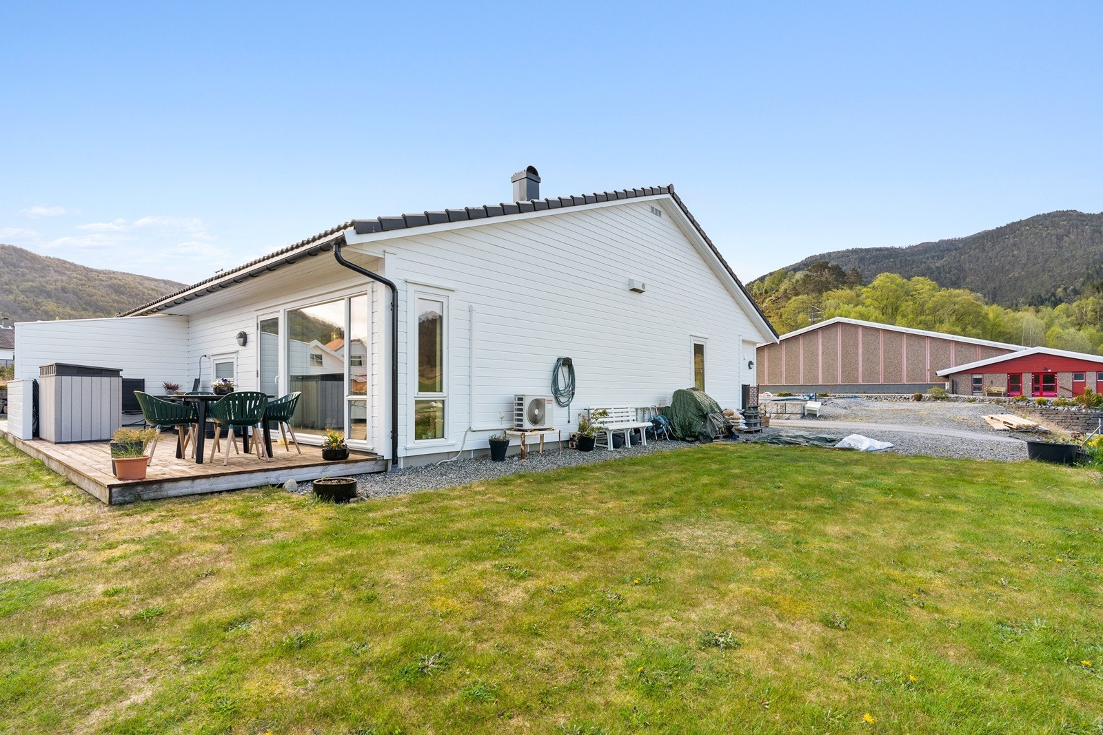 Tomten har en pent opparbeidet hage Galleribilde