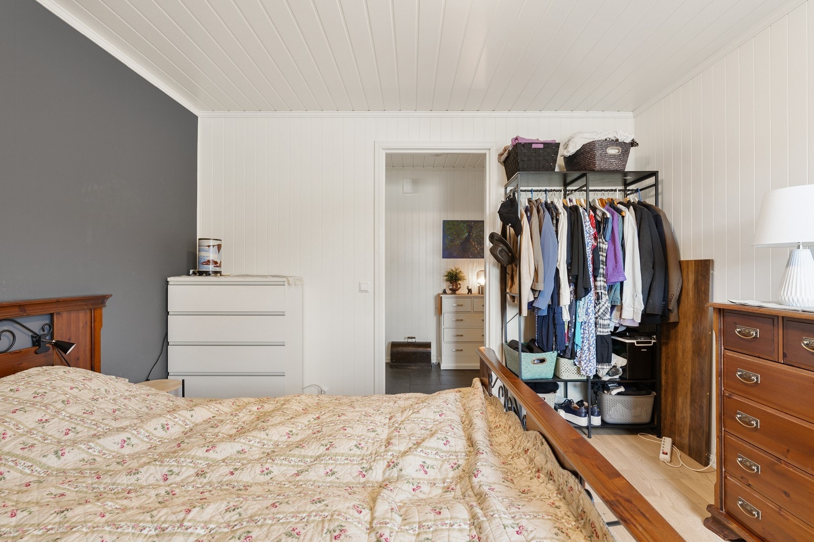 Det er god plass til dobbeltseng, garderobe og annet ønsket møblement. Galleribilde