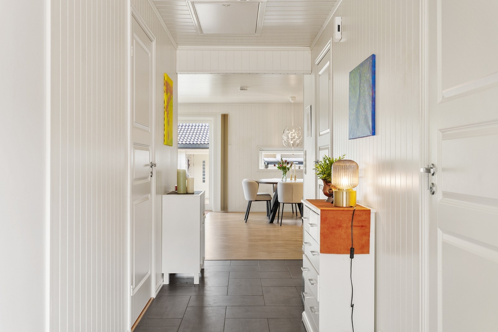 Entréen er lys og innbydende, og har flislagt gulv Galleribilde
