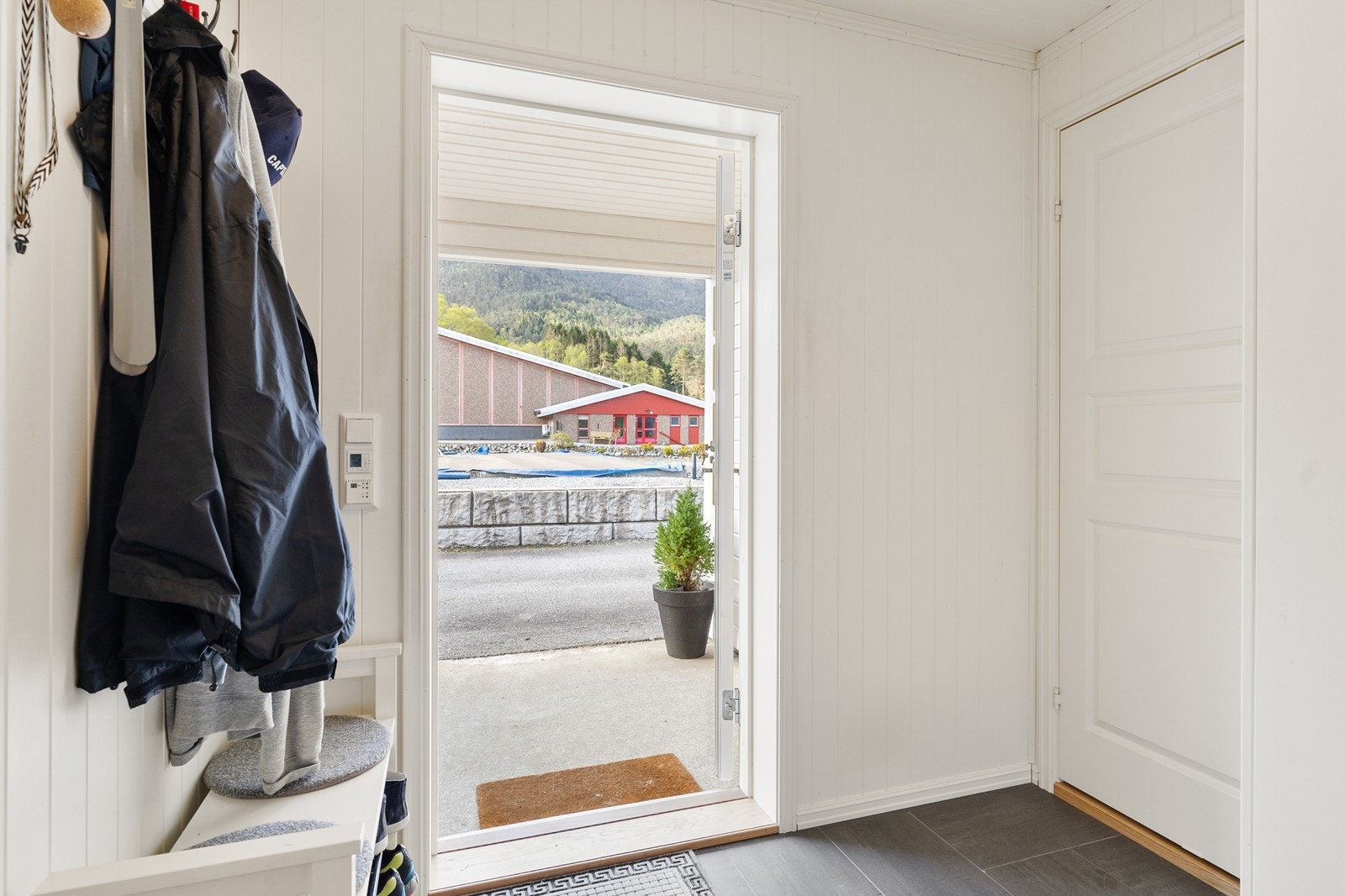 God plass til yttertøy og sko. Galleribilde