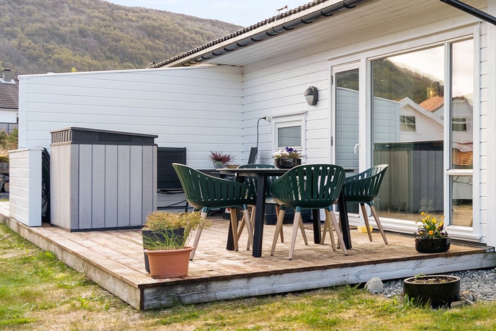 Fra stuen er det utgang til terrasse på 20 m² med god plass til utemøbler og grill. Galleribilde